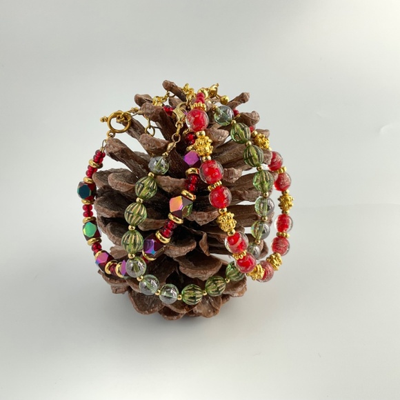 Dropped!  Handmade.  Red & Green & Christmas Theme Bracelets. - Picture 7 of 8